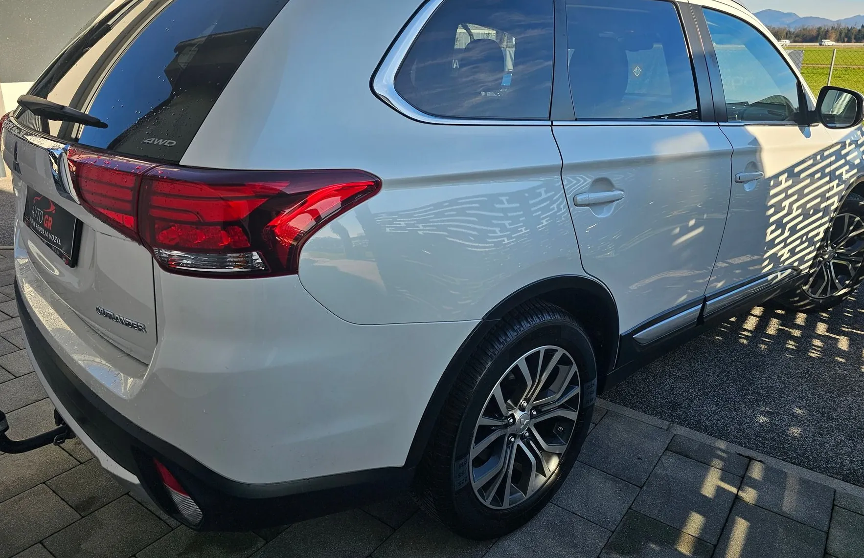 Zunanja slika - Mitsubishi Outlander - 2.2 DI-D 4WD INTENSE+4VT-.KLJUKA- LED-NAVI-PERLA B - 4