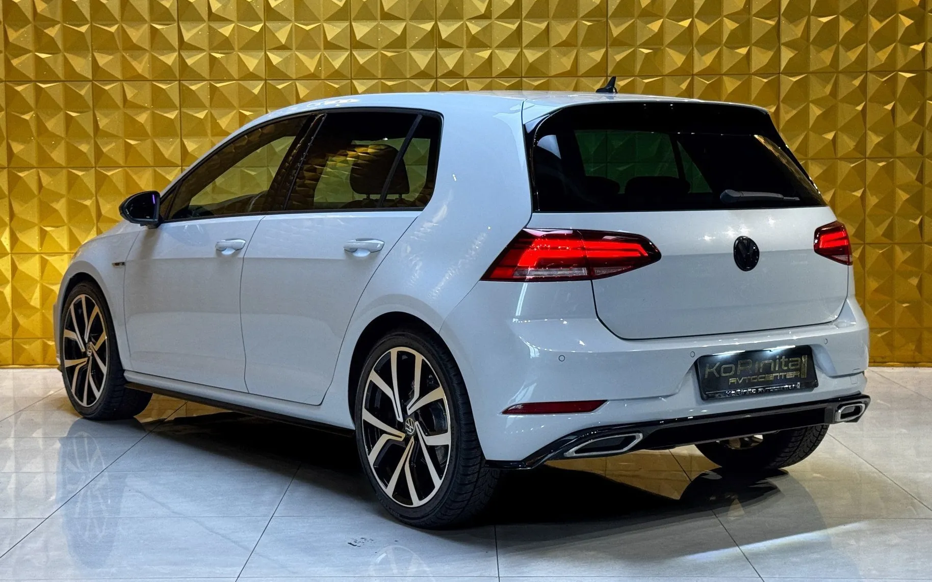 Notranja slika - Volkswagen Golf - 1.6 TDI R Line-LED-TEMP-PDC-MULTIFUNKCIJA - 10