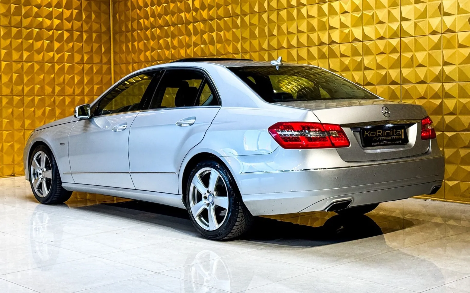 Notranja slika - Mercedes-Benz E-Razred - E 220 CDI AUT.-PANO.-GRETJE-PDC-NAVI-F1... - 7
