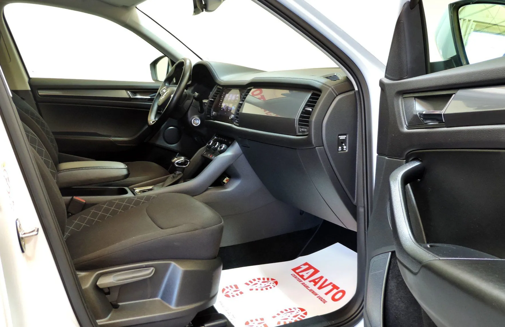 Zunanja slika - Škoda Kodiaq - 2.0 TDI Ambition DSG 7.SEDEŽEV-PANORAMA-ACC-LED - 11