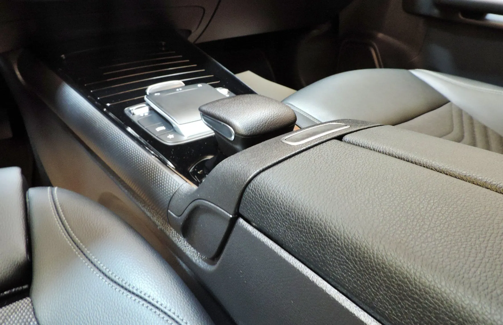 Zunanja slika - Mercedes-Benz GLA-Razred - GLA 220 d 4MATIC  Avt. KAMERA-USNJE-LED... - 16