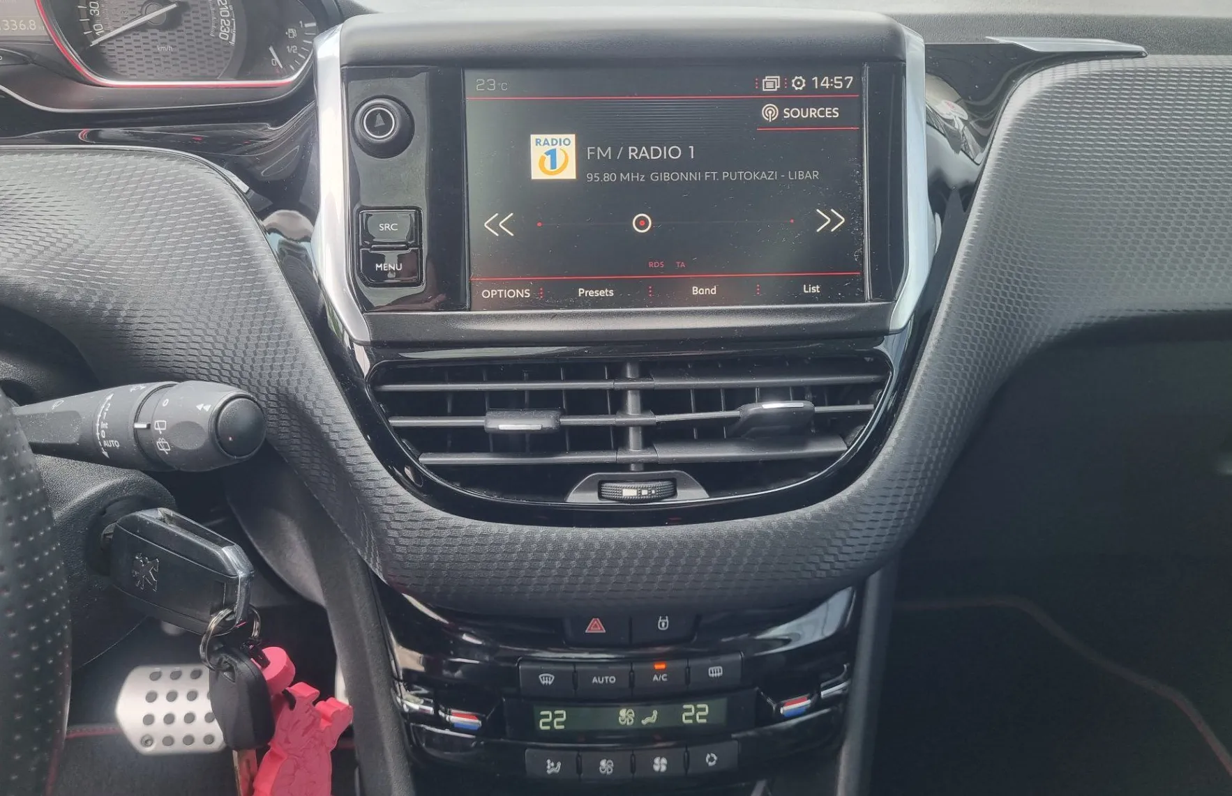 Zunanja slika - Peugeot 2008 - 1.2PT 110 GT Line AVTOMATIK + POTRJENA SERVISNA - 16