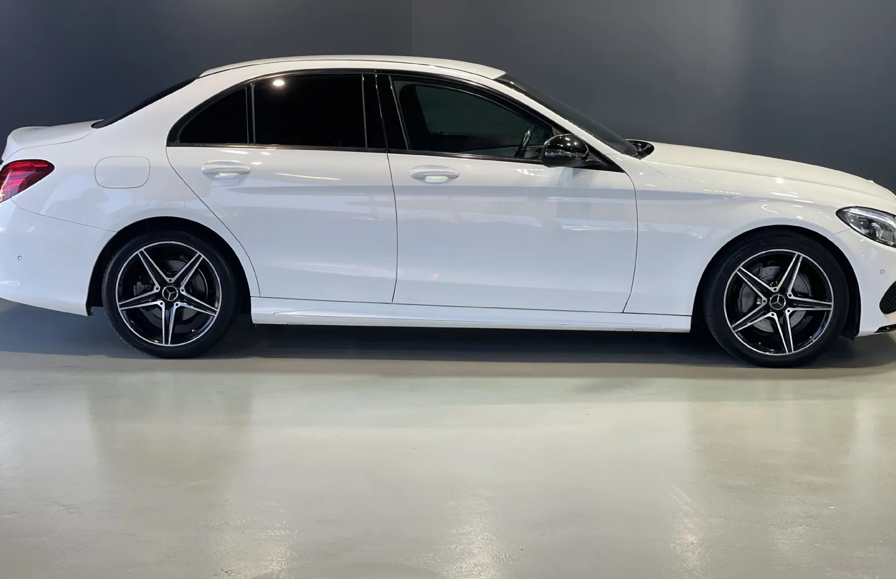 Zunanja slika - Mercedes-Benz C-Razred - C220d-AMG LINE-NAVI-TEMPOMAT-KAMERA-GRETJE SED-LED - 4