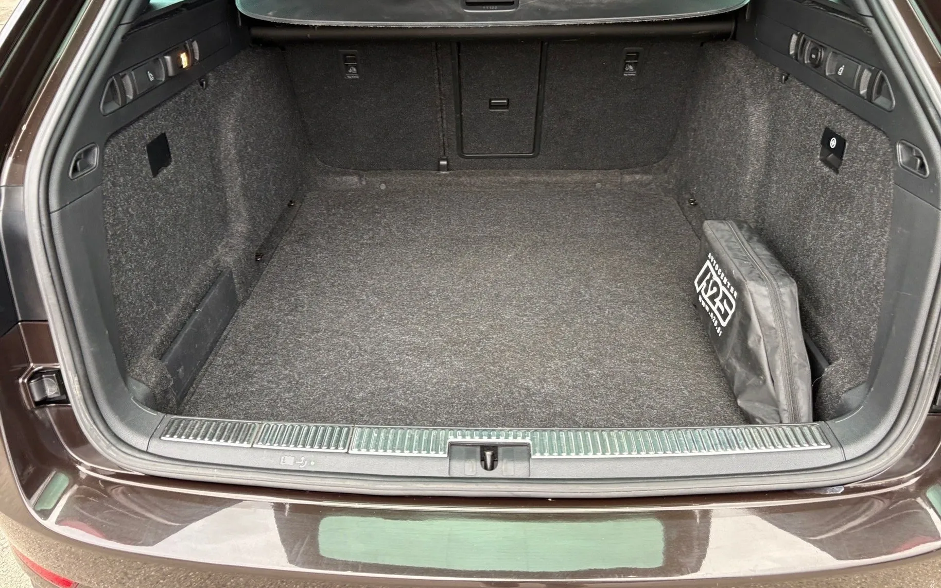 Notranja slika - Škoda Superb - 2.0 TDI L K Combi DSG 4X4 ... - 11