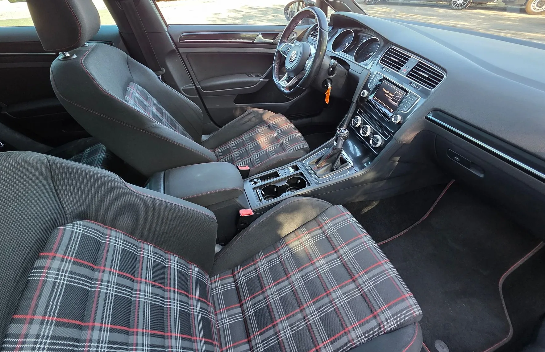 Zunanja slika - Volkswagen Golf - 2.0 GTI BMT LED-ŠIBEDAH-GRETJE SEDEŽEV-ALU - 11
