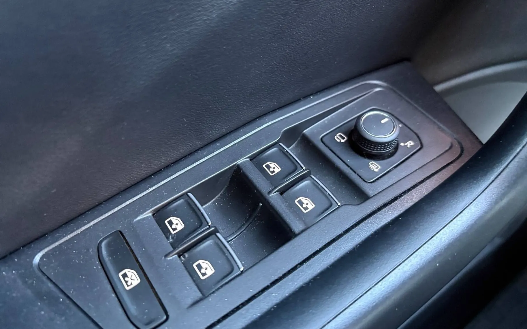 Notranja slika - Volkswagen T-Roc - 1.0 TSI Style 1.Lastnik SLO - 9