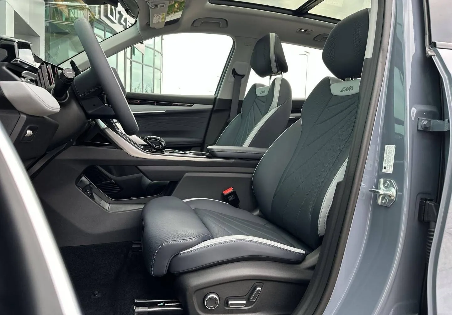 Notranja slika - Geely StarRay - 2.0 8A T AWD GF - 10