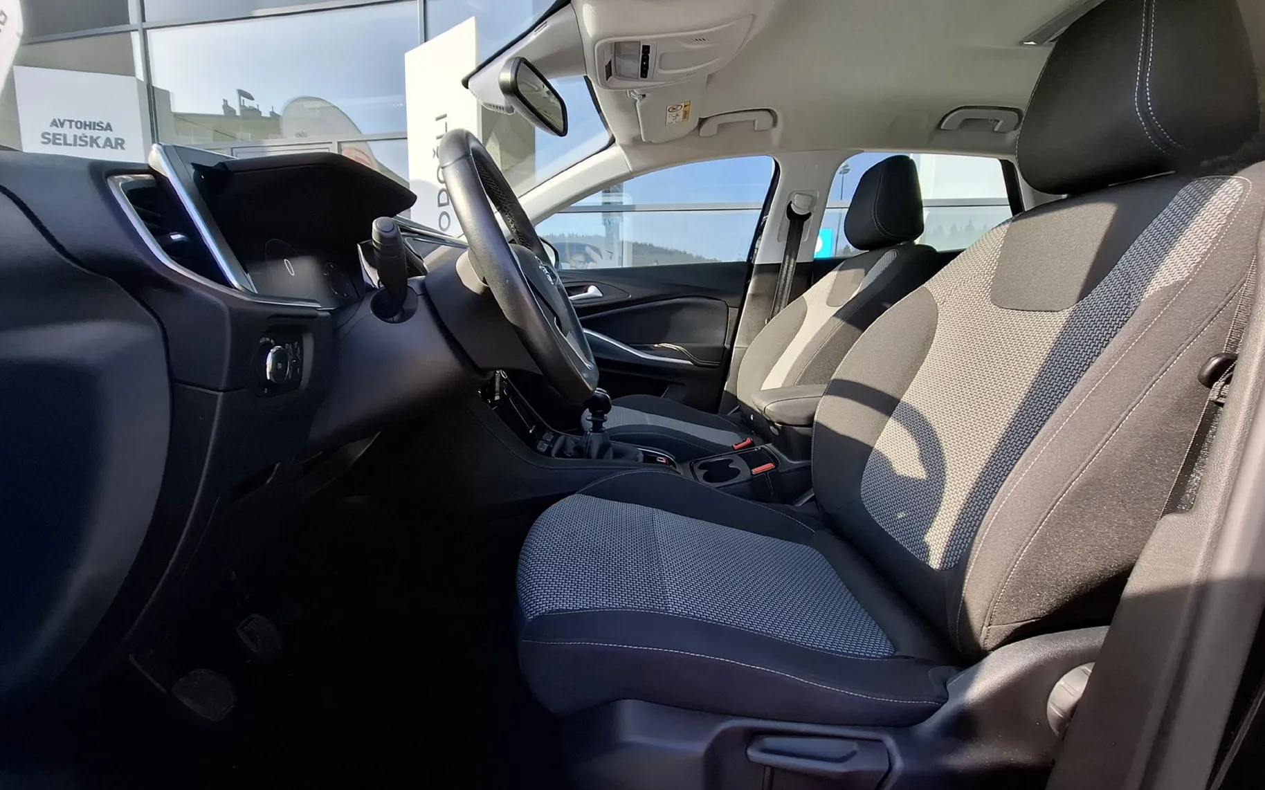 Notranja slika - Opel Grandland - 1.2 TURBO 96KW - LEPO OHRANJEN - POTRJENA SERVISNA - 13