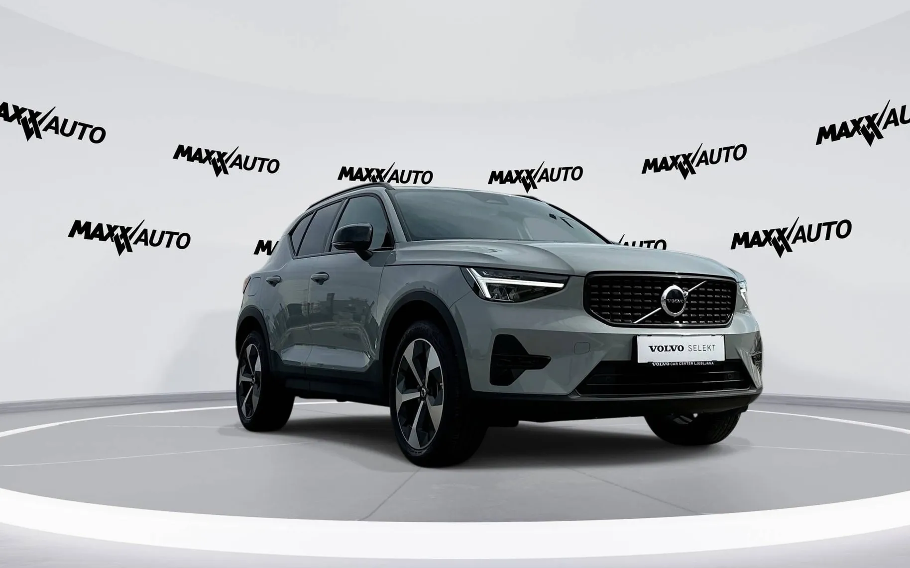 Zunanja slika - Volvo XC40 - B3P Plus Dark Avt - 3