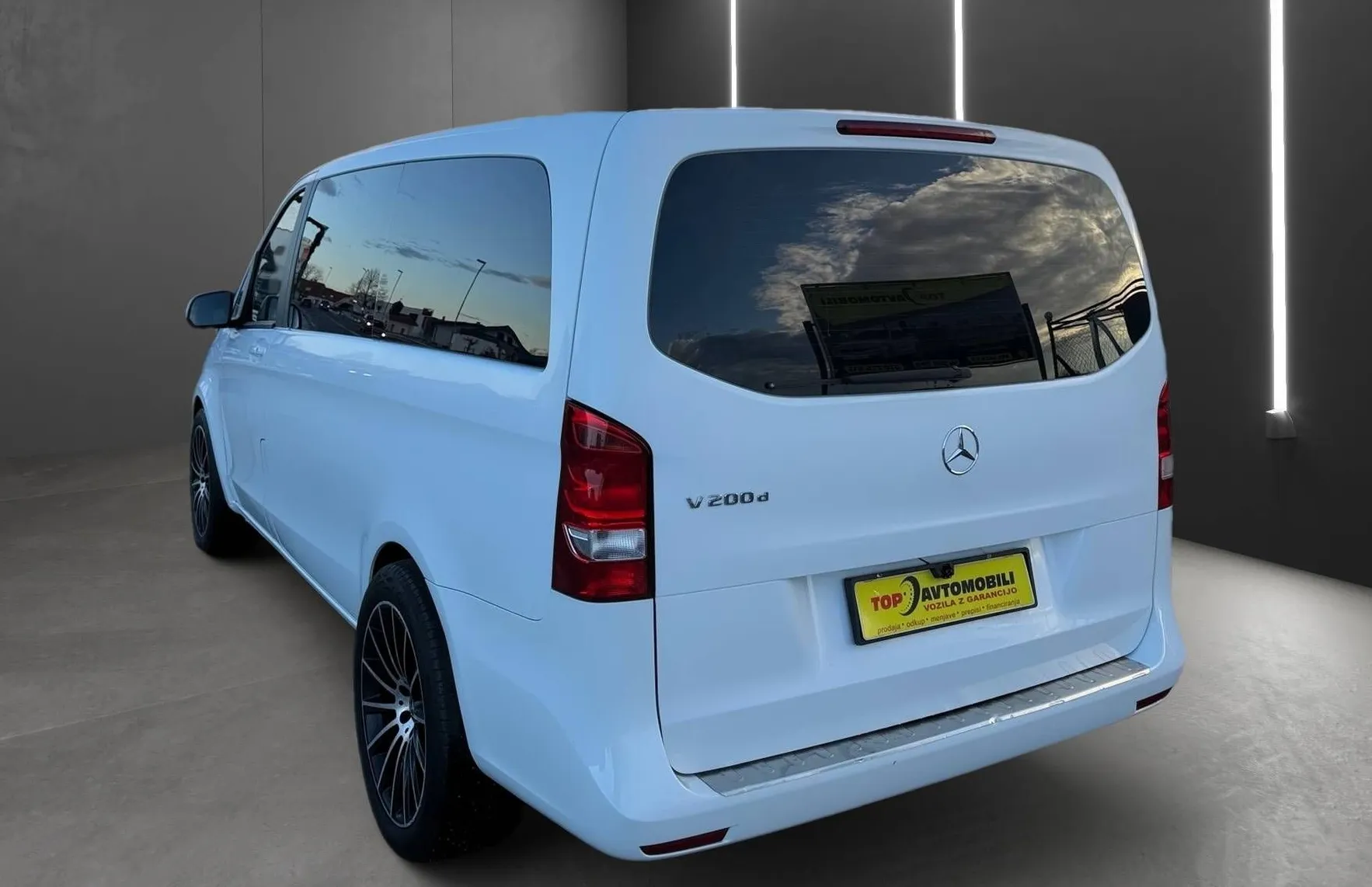 Zunanja slika - Mercedes-Benz V-Razred - V 200d SLO VOZILO NAVI PDC TEM KAMERA 1LASTNIK TOP - 4