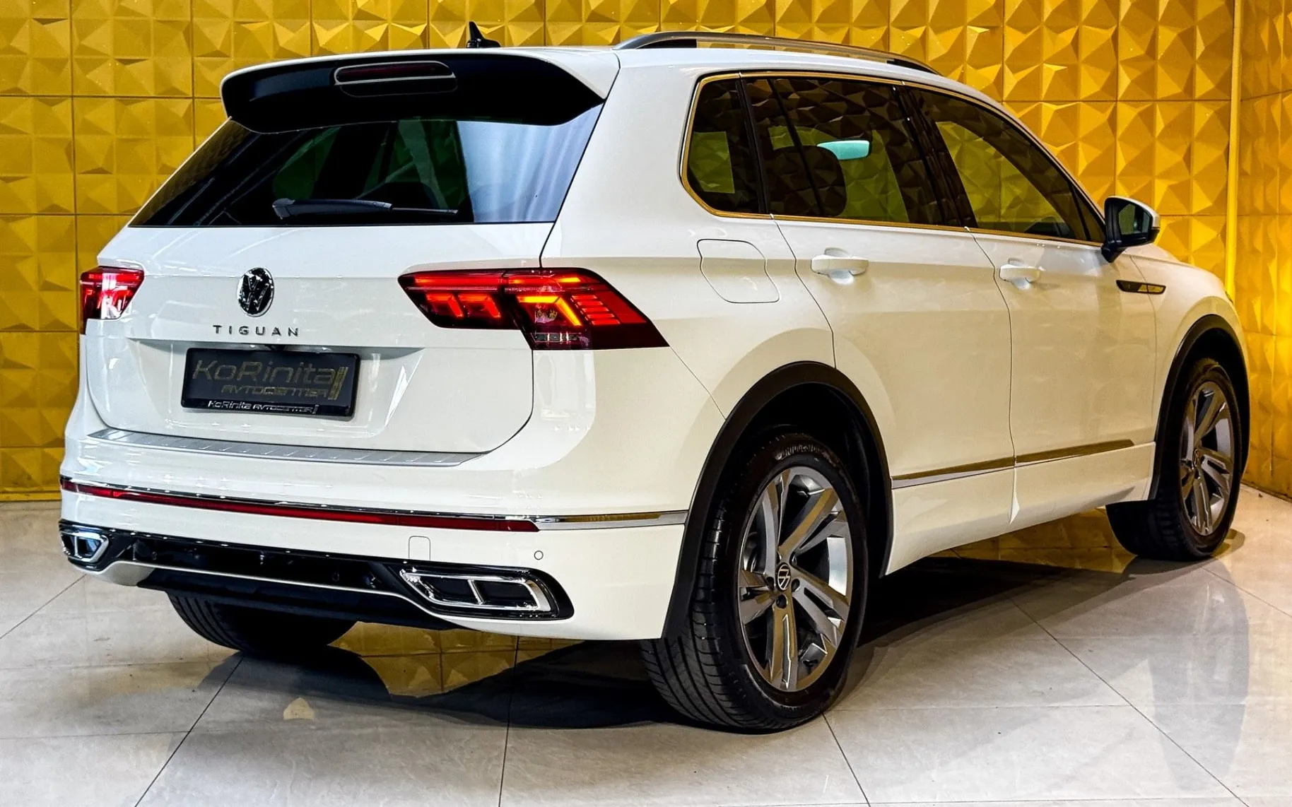 Notranja slika - Volkswagen Tiguan - 2.0 TDI 4MOT-R Line-iQ LED-HEADUP-VIRTUAL-KEYLESS - 9