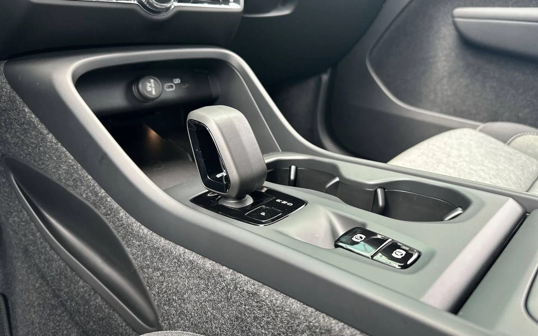 Notranja slika - Volvo XC40 - B3 P Core AT DCT 3 leta garancije + 3 servisi... - 17