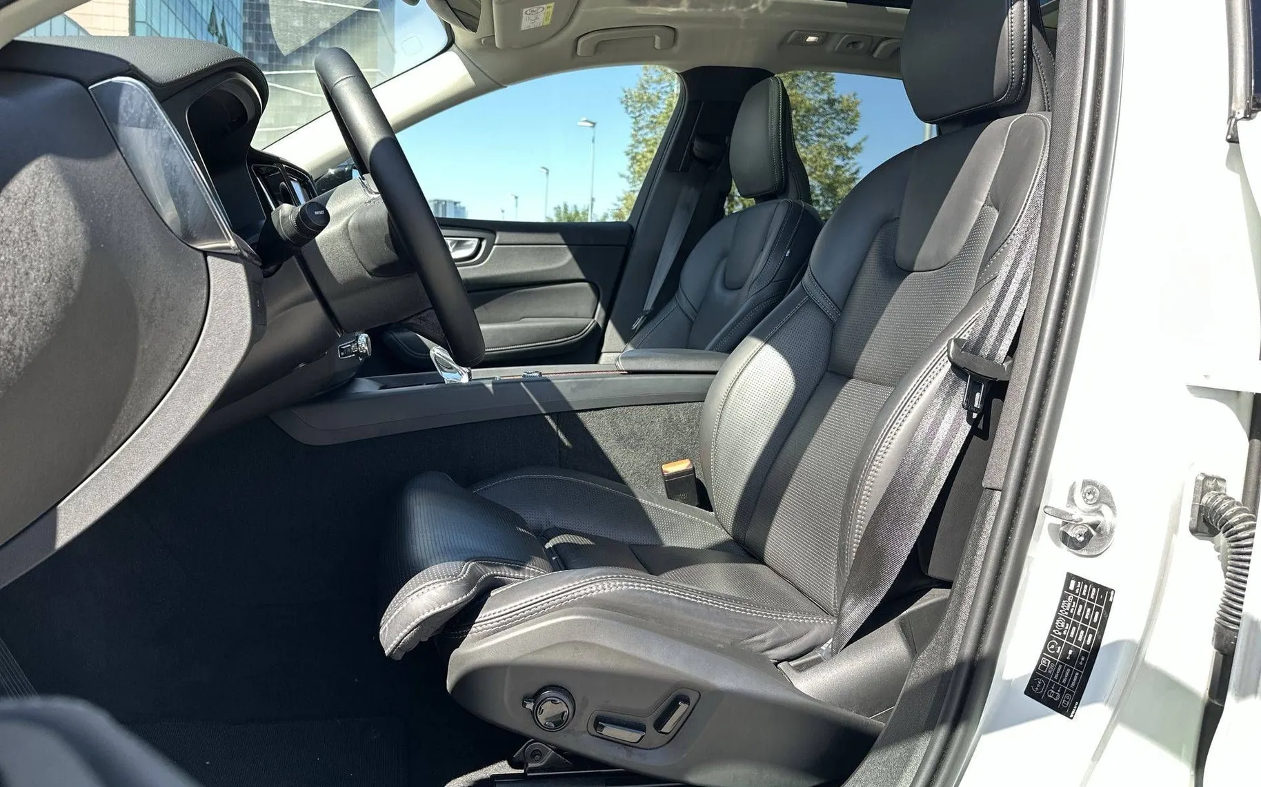 Notranja slika - Volvo XC60 - B4 AWD MILD HYBRID DIESEL ULTIMATE DARK - 10