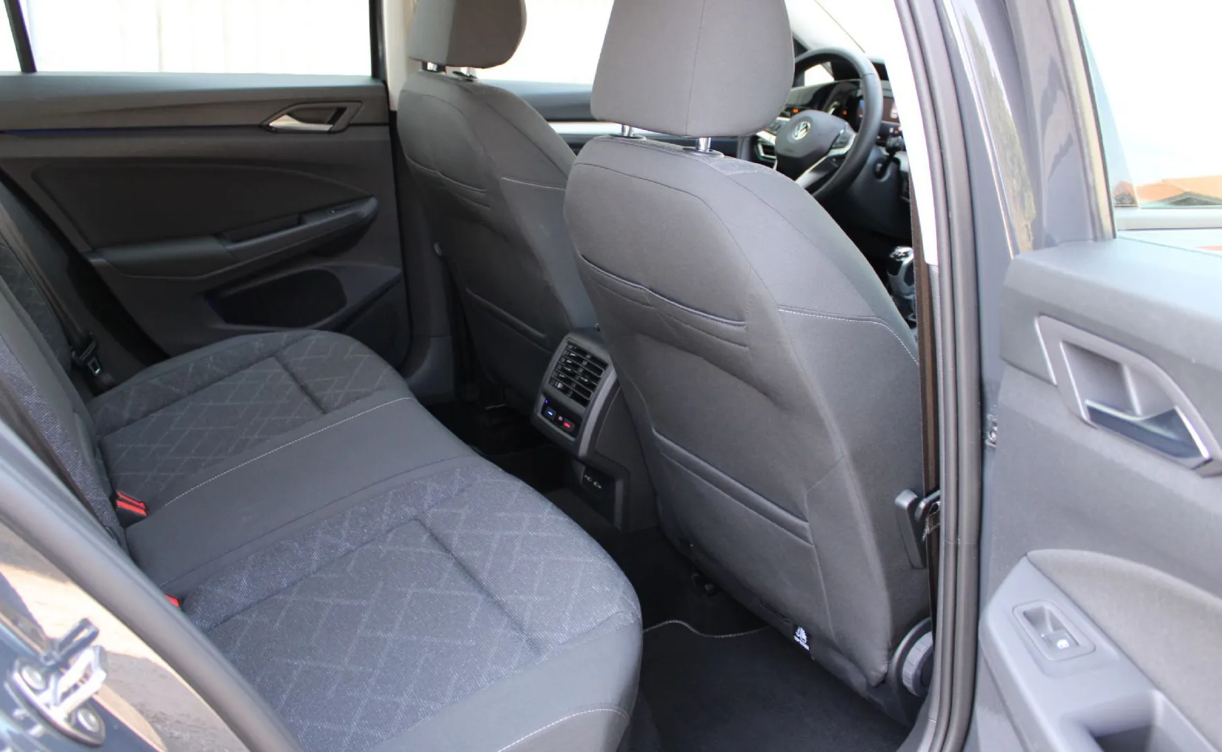 Zunanja slika - Volkswagen Golf - 2.0 TDI BUSINESS 85  115  LED NAVI ALU PDC KAMERA - 14