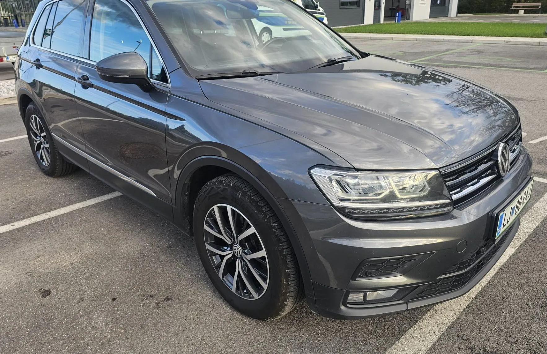 Zunanja slika - Volkswagen Tiguan - 2.0 TDI BMT Comfort Edition | SLO poreklo | 1 lastnica - 3