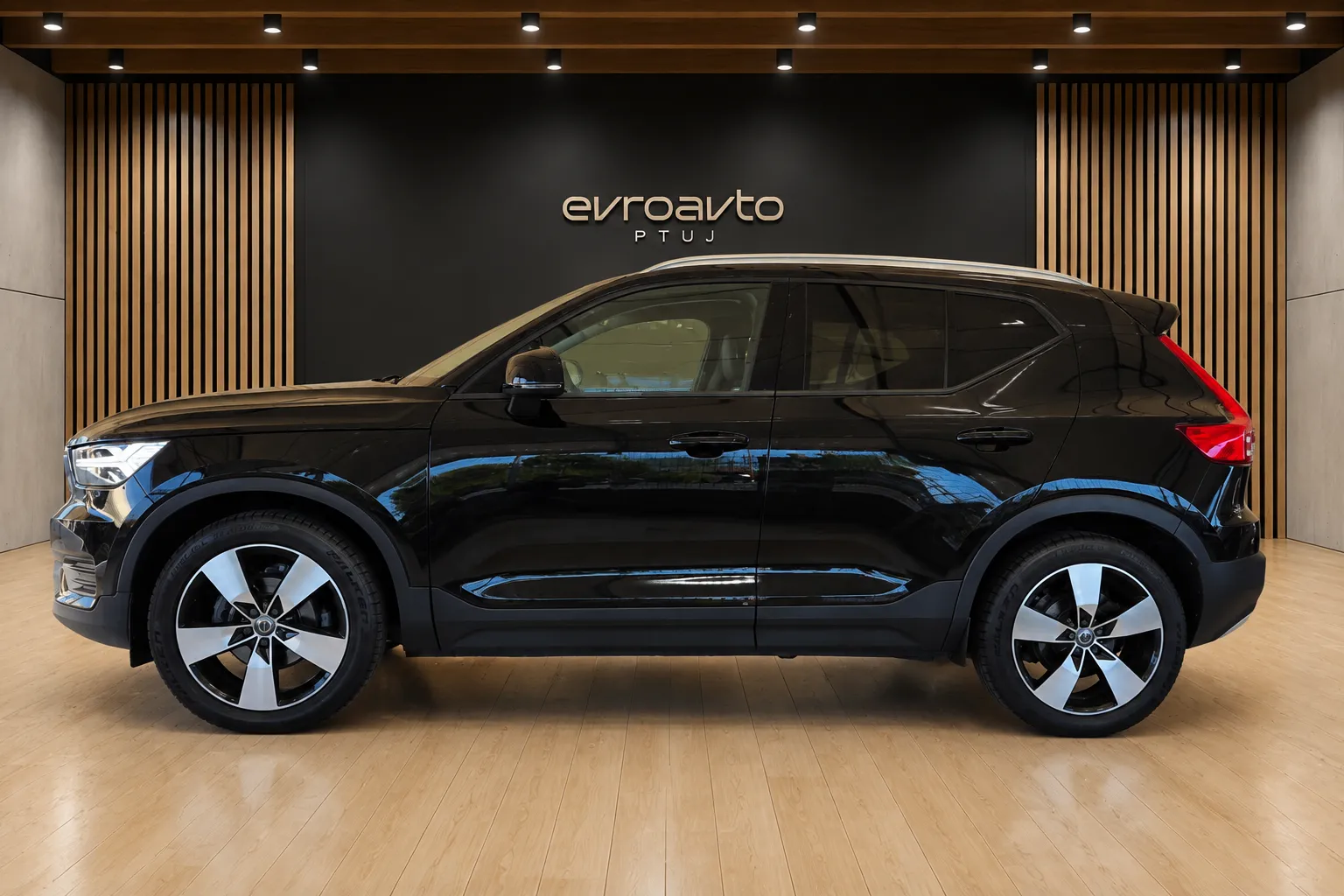 Notranja slika - Volvo XC40 - D3 Momentum Avt.Radarski temp.  ACC -Kamera - 9