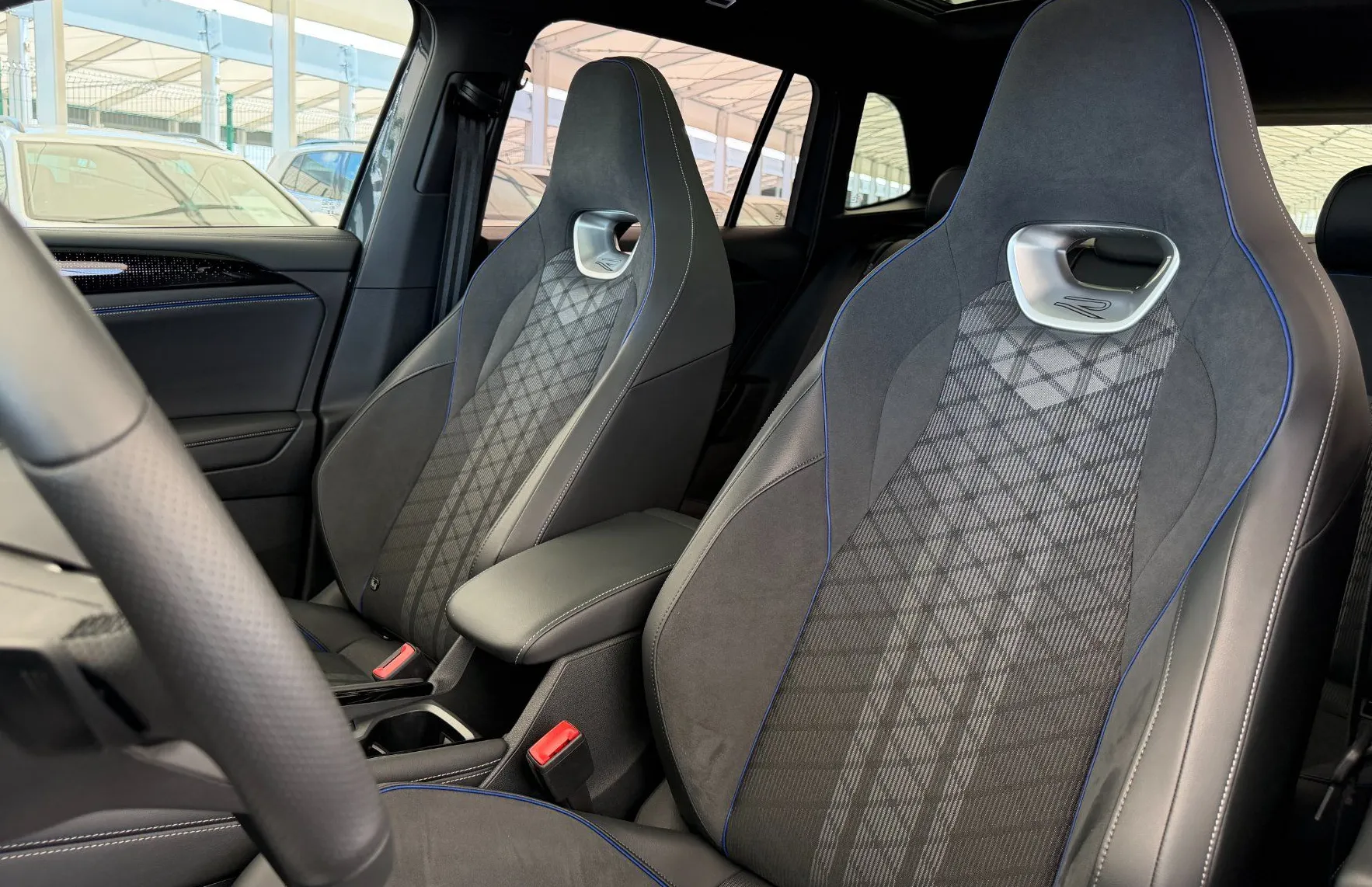 Zunanja slika - Volkswagen Tiguan - 4JOY 2.0TDI DSG SLO 1.Lastnik BLACK STYLE PANORAMA - 10