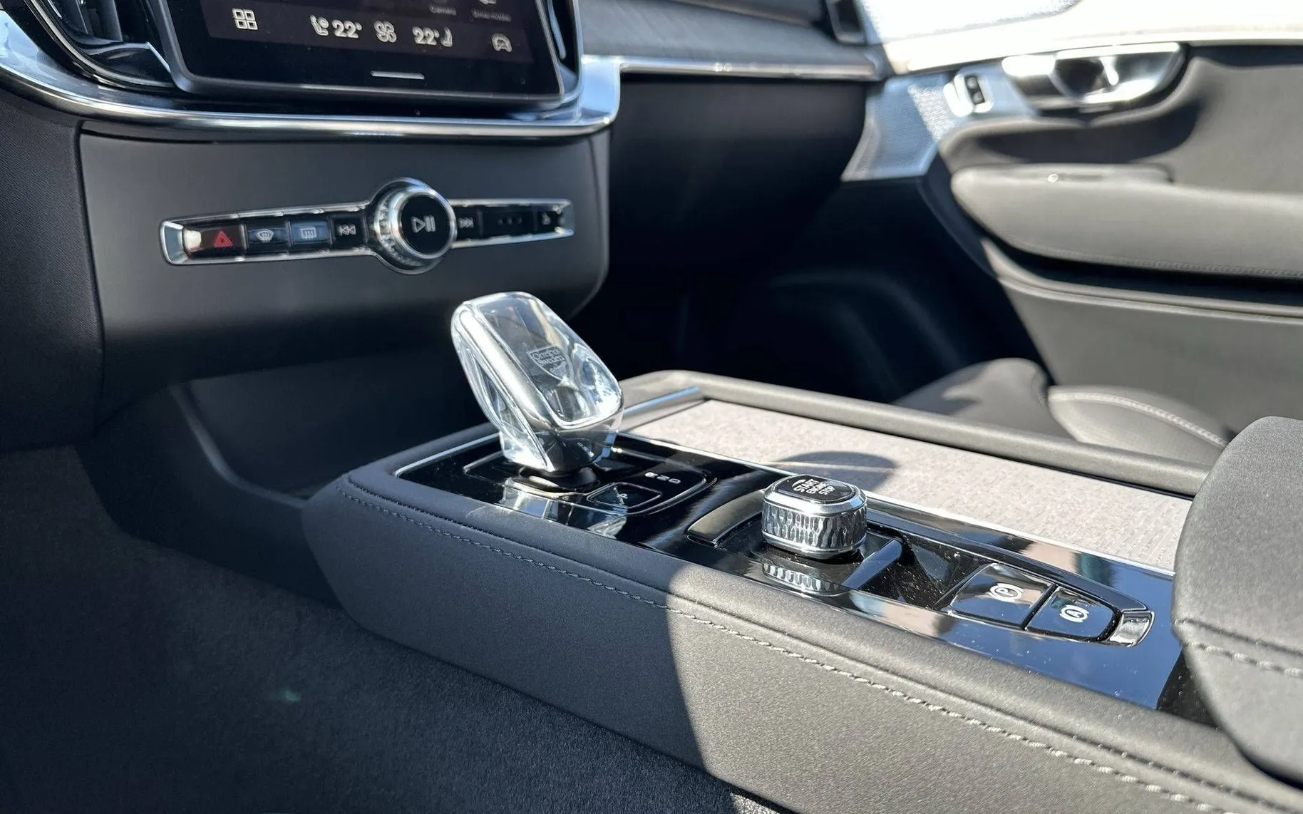 Notranja slika - Volvo XC90 - T8 AWD PLUG-IN HYBRID ULTRA DARK – 7 SEDEŽEV - 20
