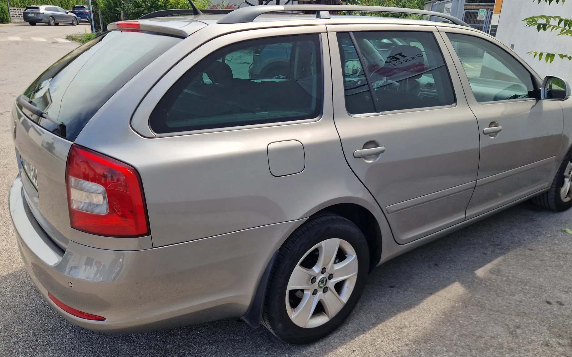 Zunanja slika - Škoda Octavia - Škoda  Combi 1.6 CR TDI DPF Elegance - 3