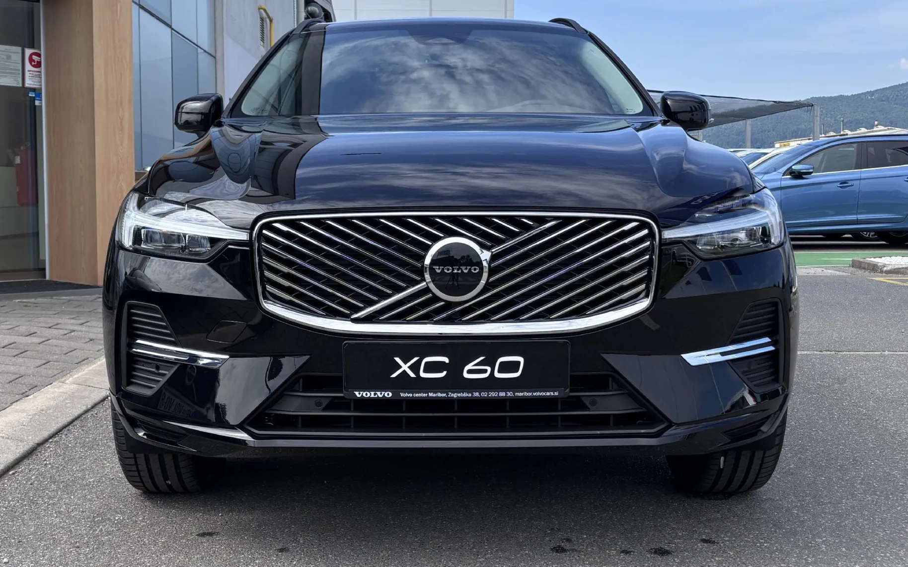 Zunanja slika - Volvo XC60 - B5P  Core AT AWD 3 leta garancije + 3 servisi - 2