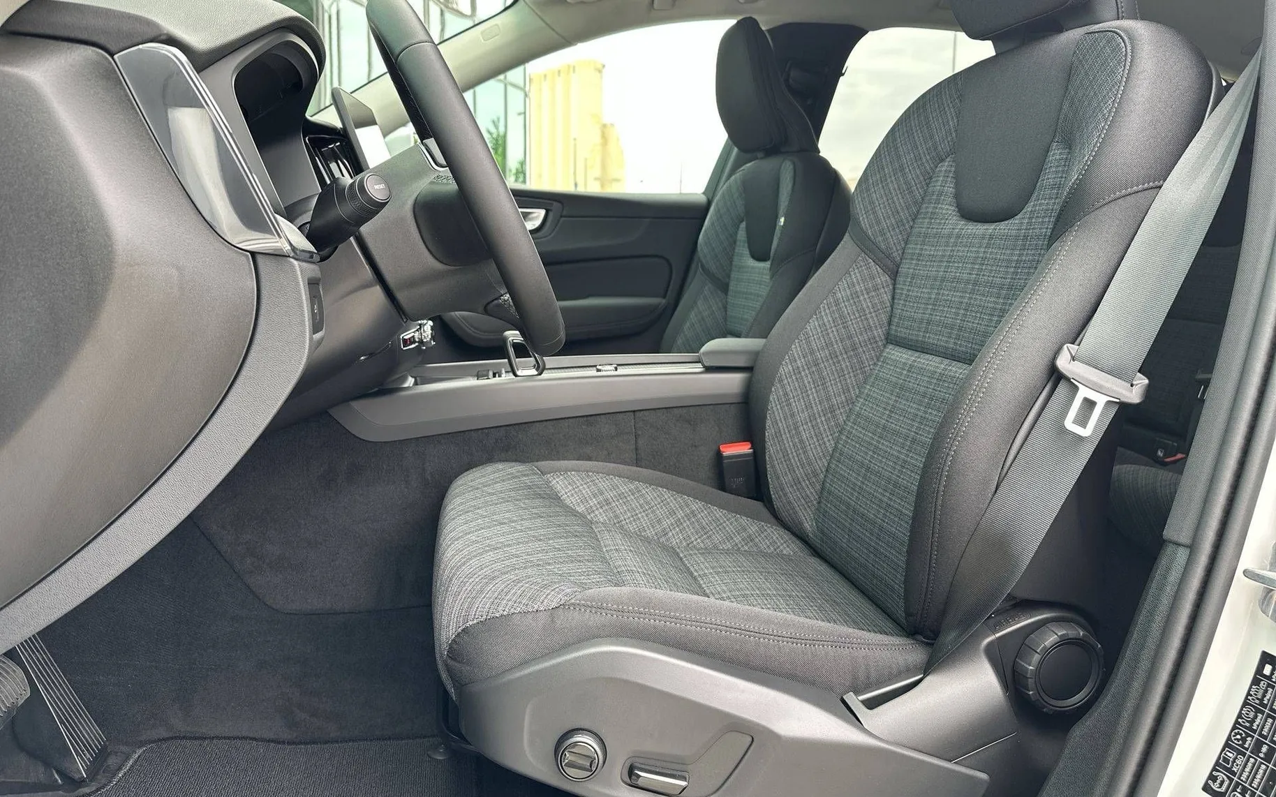 Notranja slika - Volvo XC60 - B5  P  Core AT AWD 3 leta garancije + 3 servisi... - 10