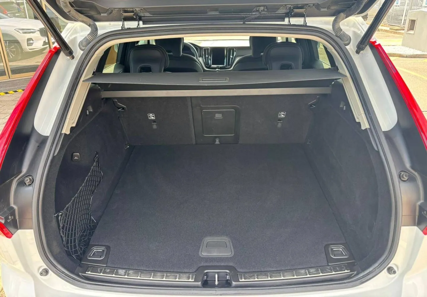 Zunanja slika - Volvo XC60 - B4P Momentum PRO AT FWD KAMERA-GRETJE.SED.-DAB+... - 3