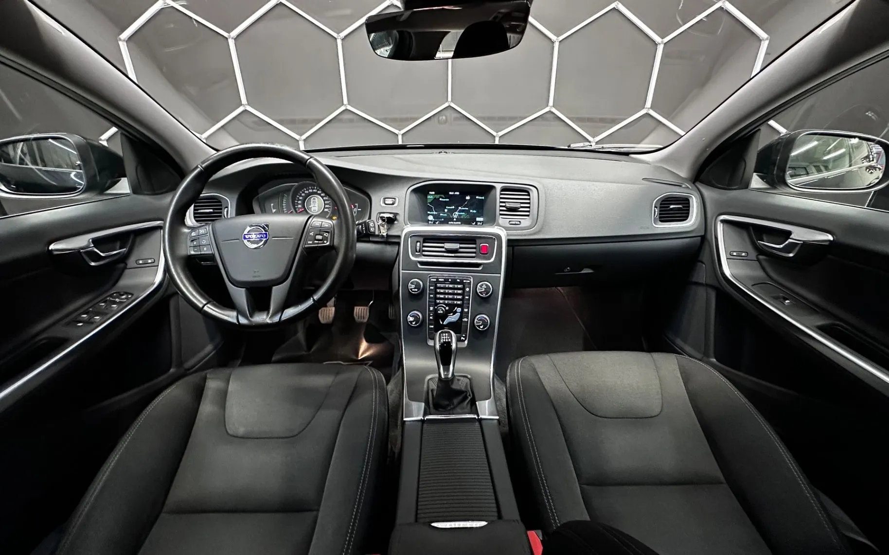 Notranja slika - Volvo V60 - 2.0D KAMERA-NAVI-BIXENON-GRETJE SEDEZEV-PDC... - 9