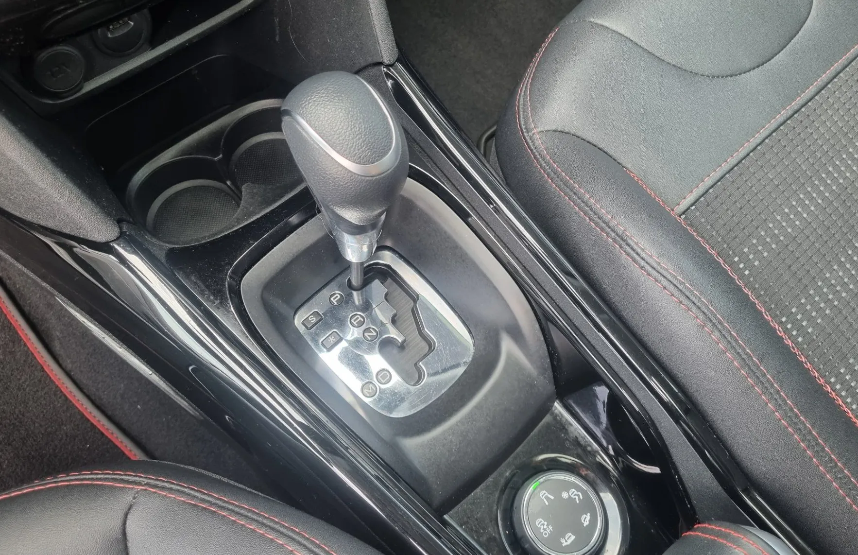 Zunanja slika - Peugeot 2008 - 1.2PT 110 GT Line AVTOMATIK + POTRJENA SERVISNA - 15