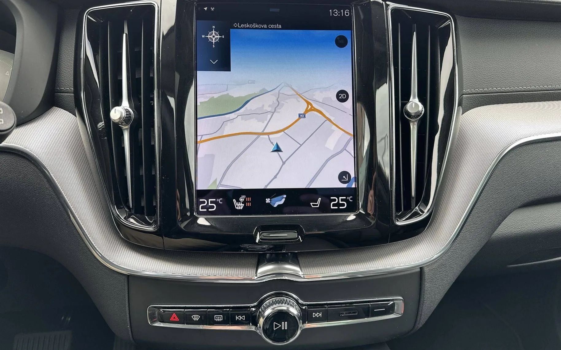 Notranja slika - Volvo XC60 - B4D AWD AUT Momentum Pro - 17
