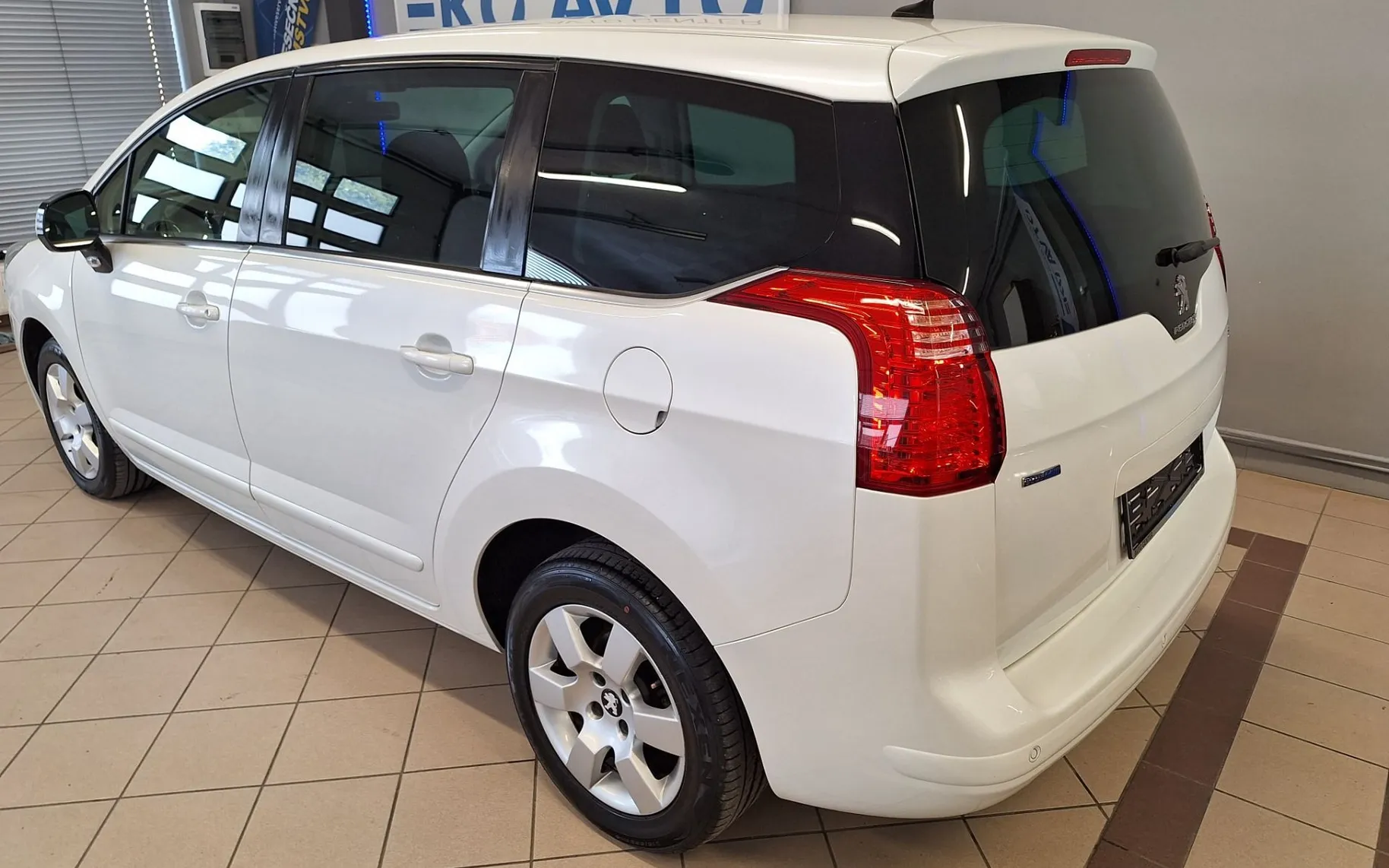 Notranja slika - Peugeot 5008 - ACTIVE 1.6 HDI KREDIT BREZ POLOGA ODLIČNO OHRANJ - 9