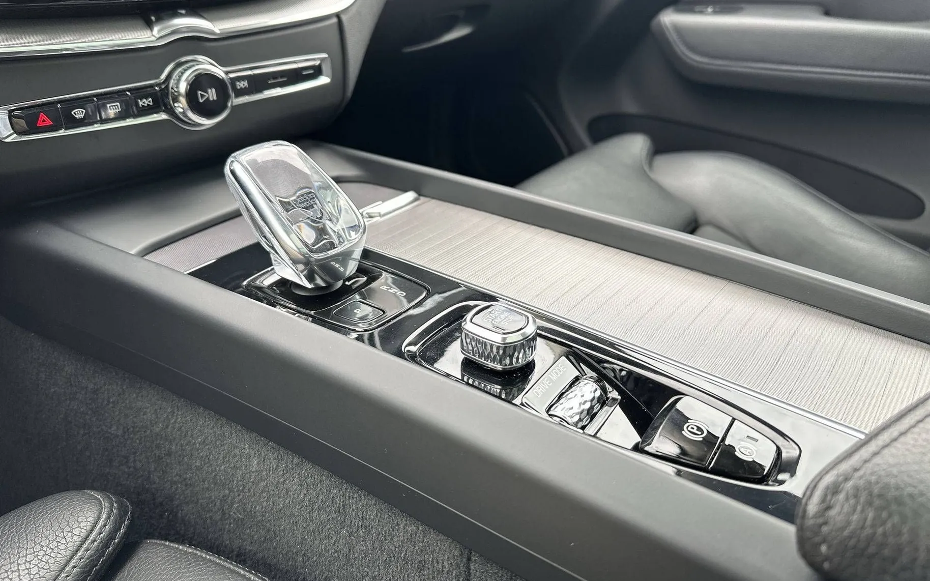 Notranja slika - Volvo XC60 - B4D AWD AUT Momentum Pro - 19