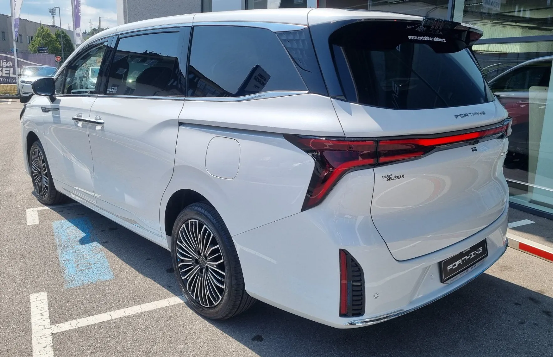 Zunanja slika - Forthing V9 - 1.5T PHEV - 7 SEDEŽEV - BOGATA OPREMA - NA ZALOGI - 6