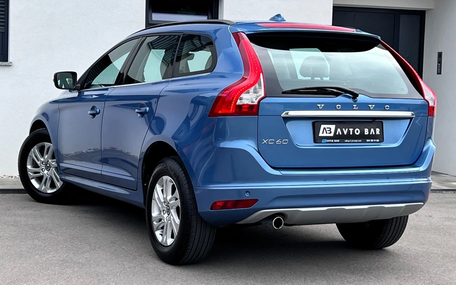 Notranja slika - Volvo XC60 - D3+SLO+1.LAST+SAMO 104.475km++R.KAMERA - 8