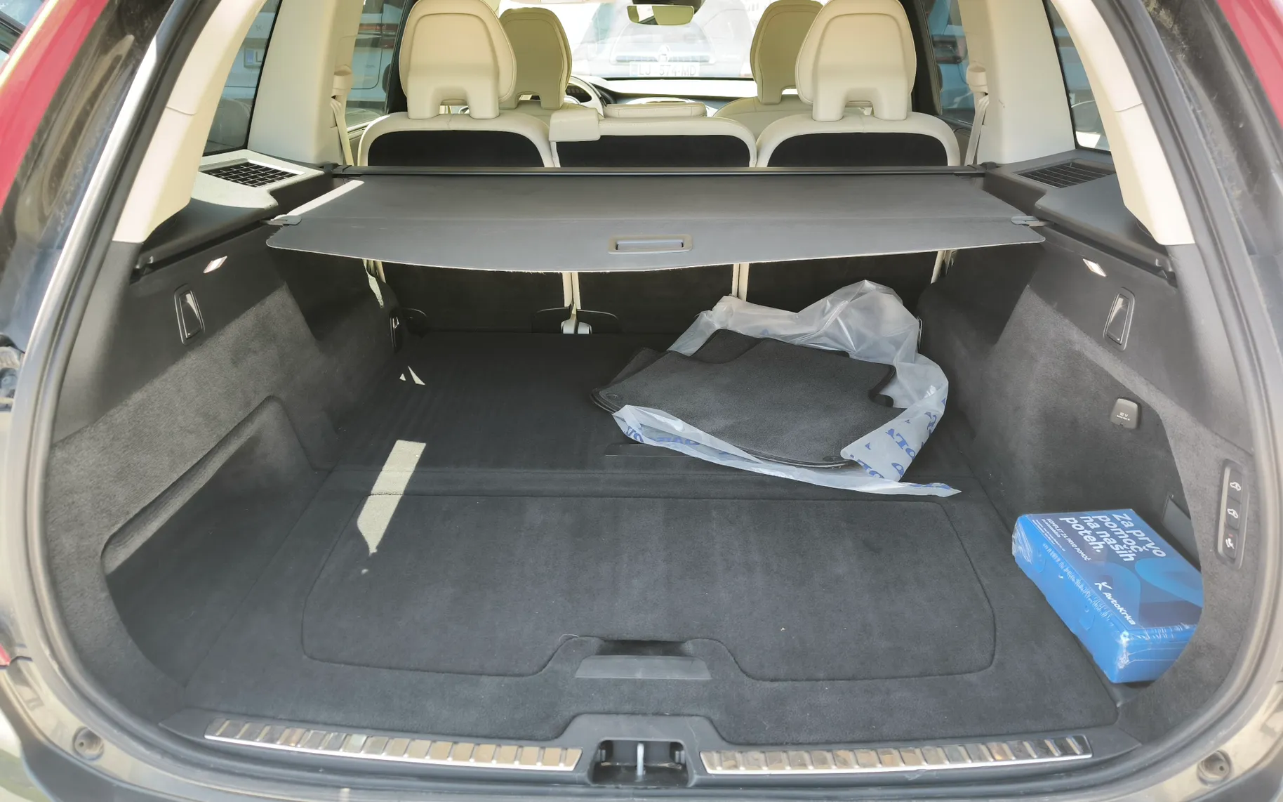 Notranja slika - Volvo XC90 - D5 AWD Inscription Geartronic - 9