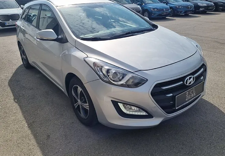 Zunanja slika - Hyundai i30 Wagon - 1.6 CRDi 110 Style  SERVISNA. VZRAT. KAM. - 4