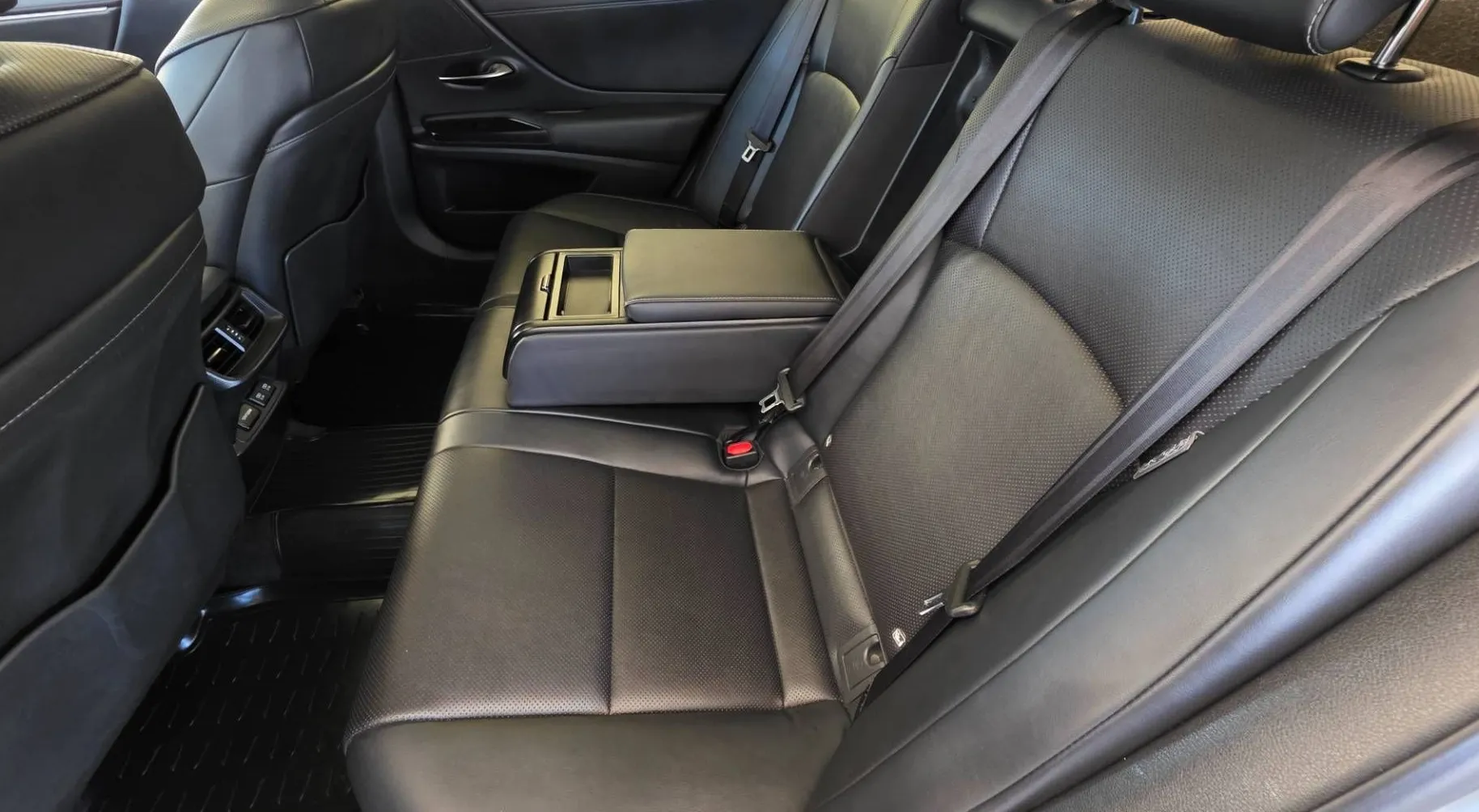 Notranja slika - Lexus ES - 300h Executive Avt.Redno servisiran - 12