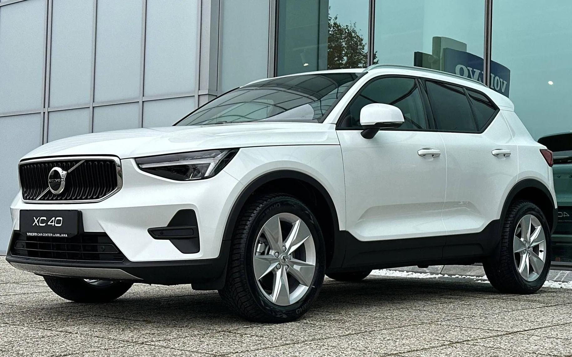 Zunanja slika - Volvo XC40 - B3 P Core AT DCT 3 leta garancije + 3 servisi... - 1