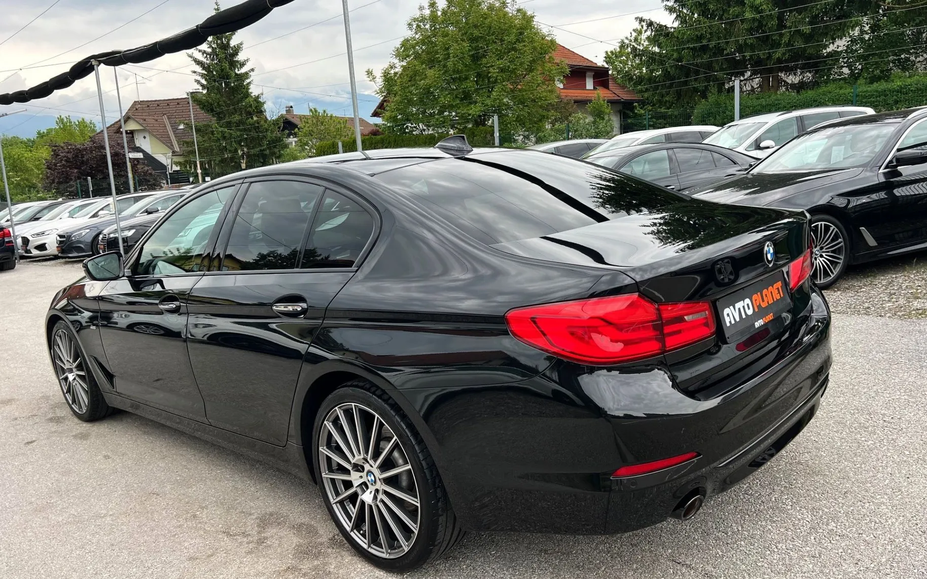 Zunanja slika - BMW Serija 5 - : 520d AUT. SPORTLiNE FULL LED HEADuP ŠIBEDAH ALU20 - 1