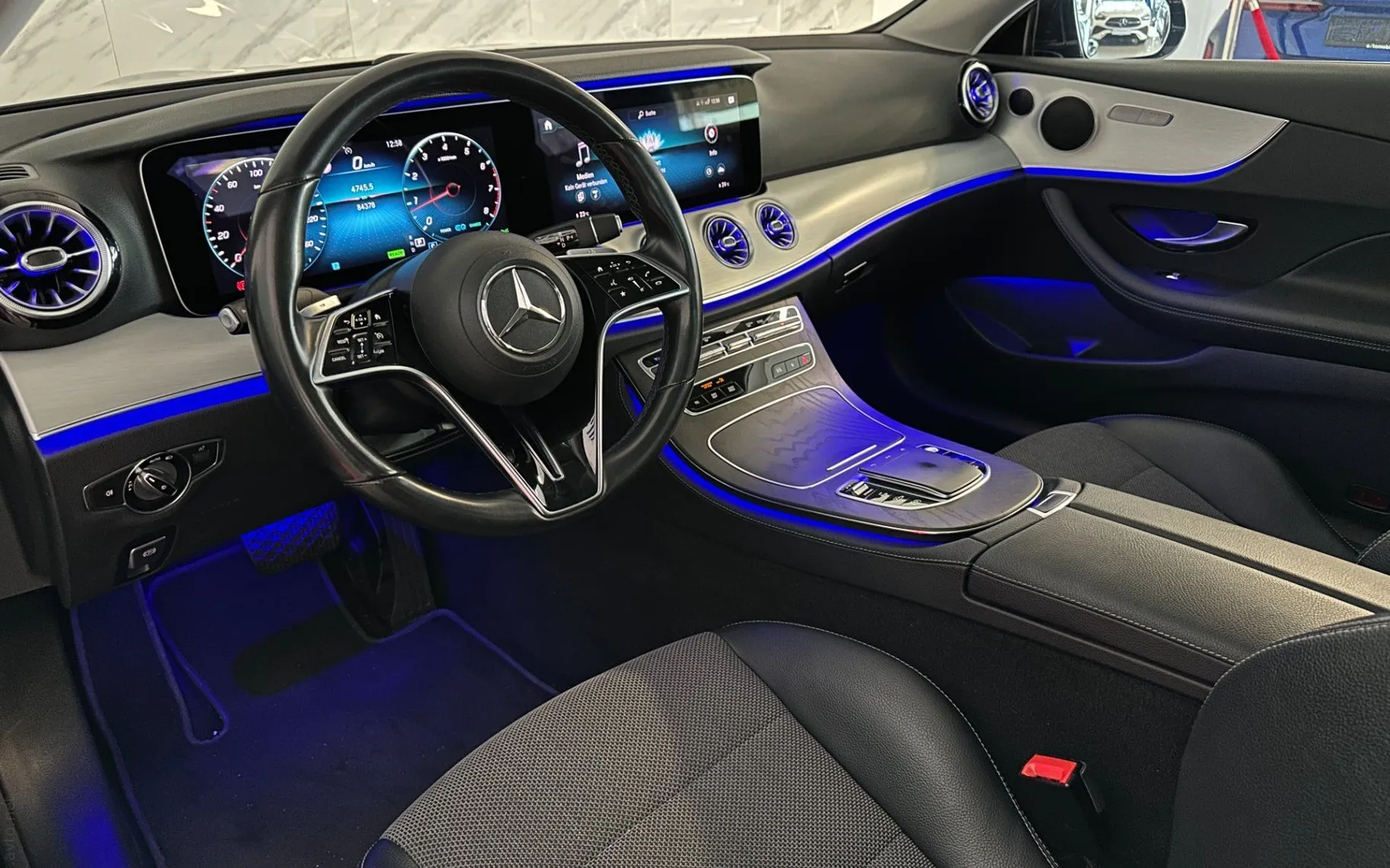 Notranja slika - Mercedes-Benz E-Razred - 200 Coupe Kamera - AmbientL - PDC - Gretje - R17 . - 7