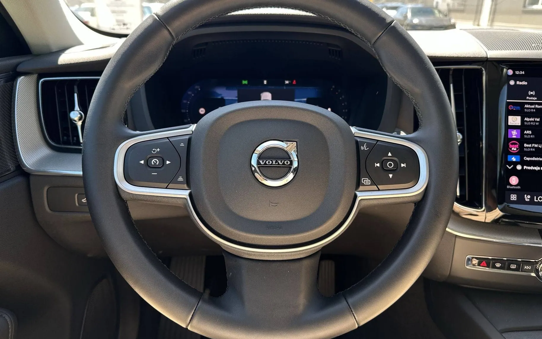 Notranja slika - Volvo XC60 - B5P AWD Core Avt. KAMERA. LED. ACC. BLISS - 14