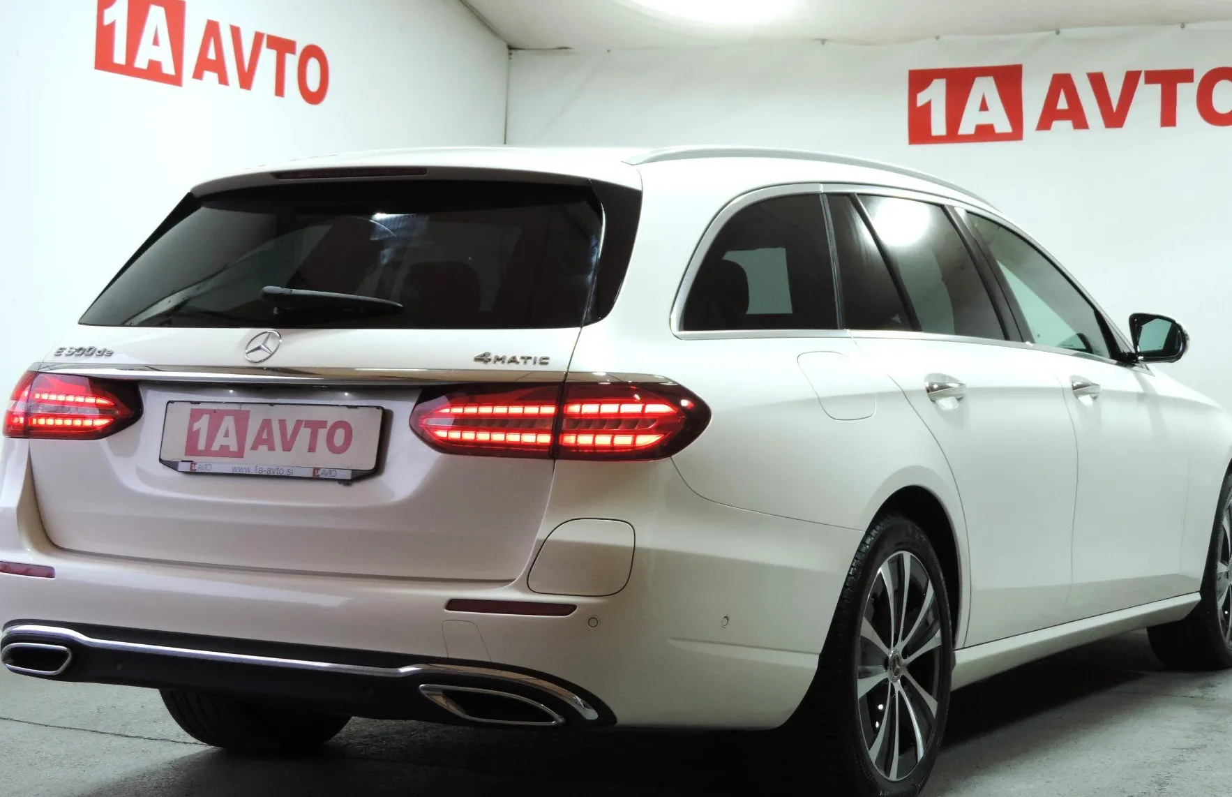 Zunanja slika - Mercedes-Benz E-Razred - E 300 de 4MATIC T  Avt. ACC-360-MRTVI KO - 5