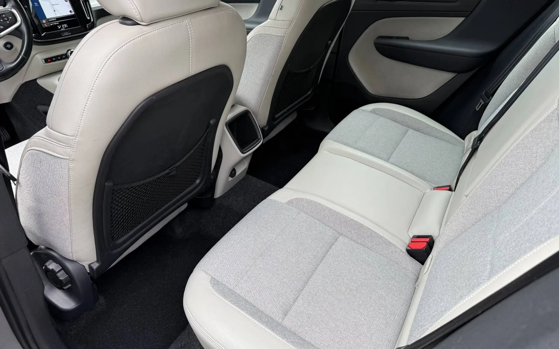 Notranja slika - Volvo XC40 - D3 Momentum Avt.-1 LASTNIK-ALU-KAM-LED-VIRTUAL-NAV - 11