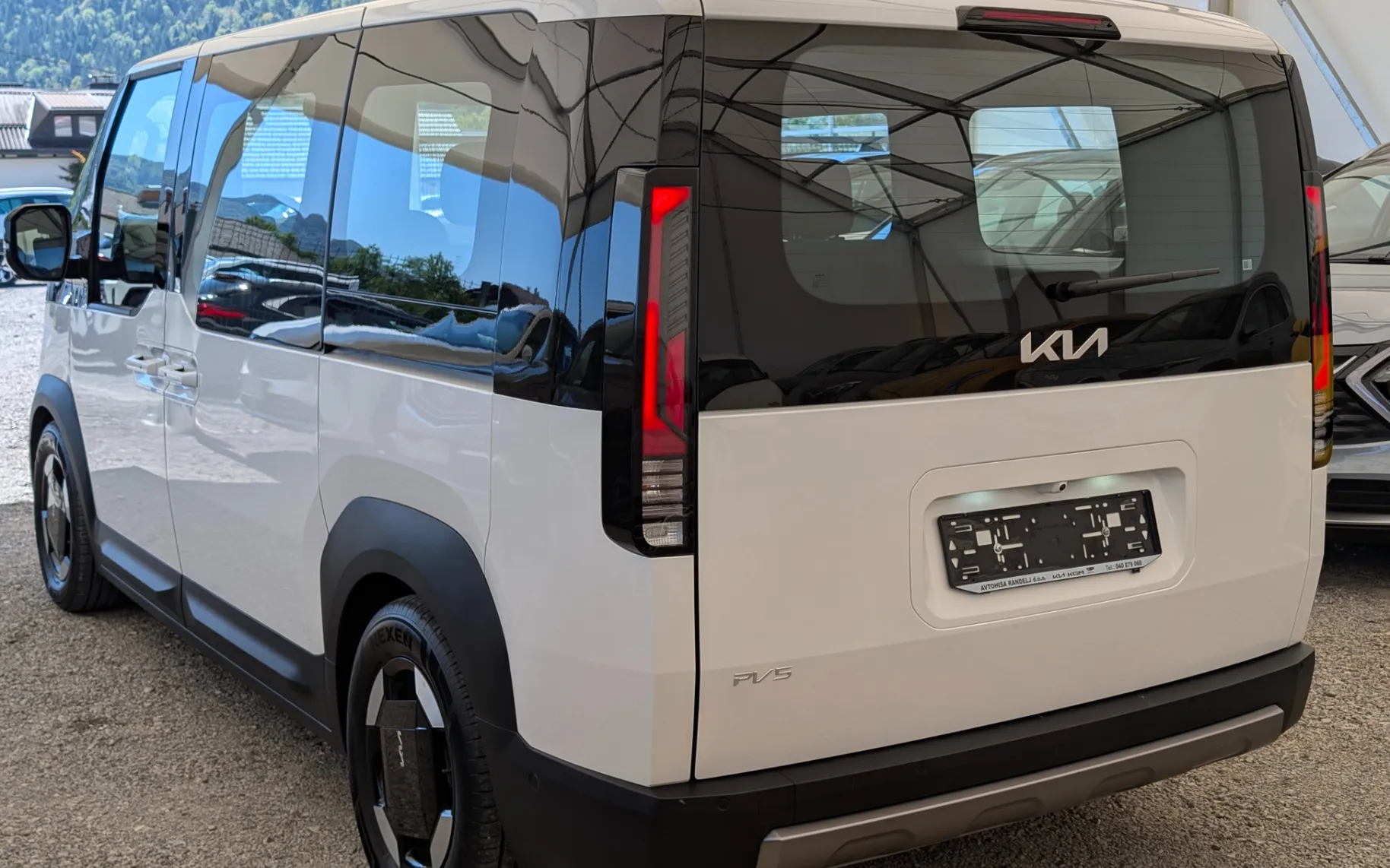 Zunanja slika - KIA PV5 Passenger - 71.2 kWh baterija 120 kW 163 KS Quantum - 4