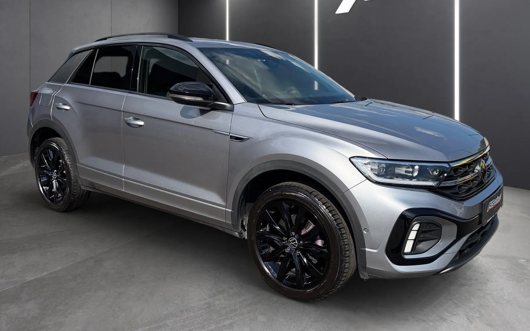 Zunanja slika - Volkswagen T-Roc - 1.5 TSI BMT R-Line-SLO-IQ Light-Mrtvi kot-Vzv.kam - 2