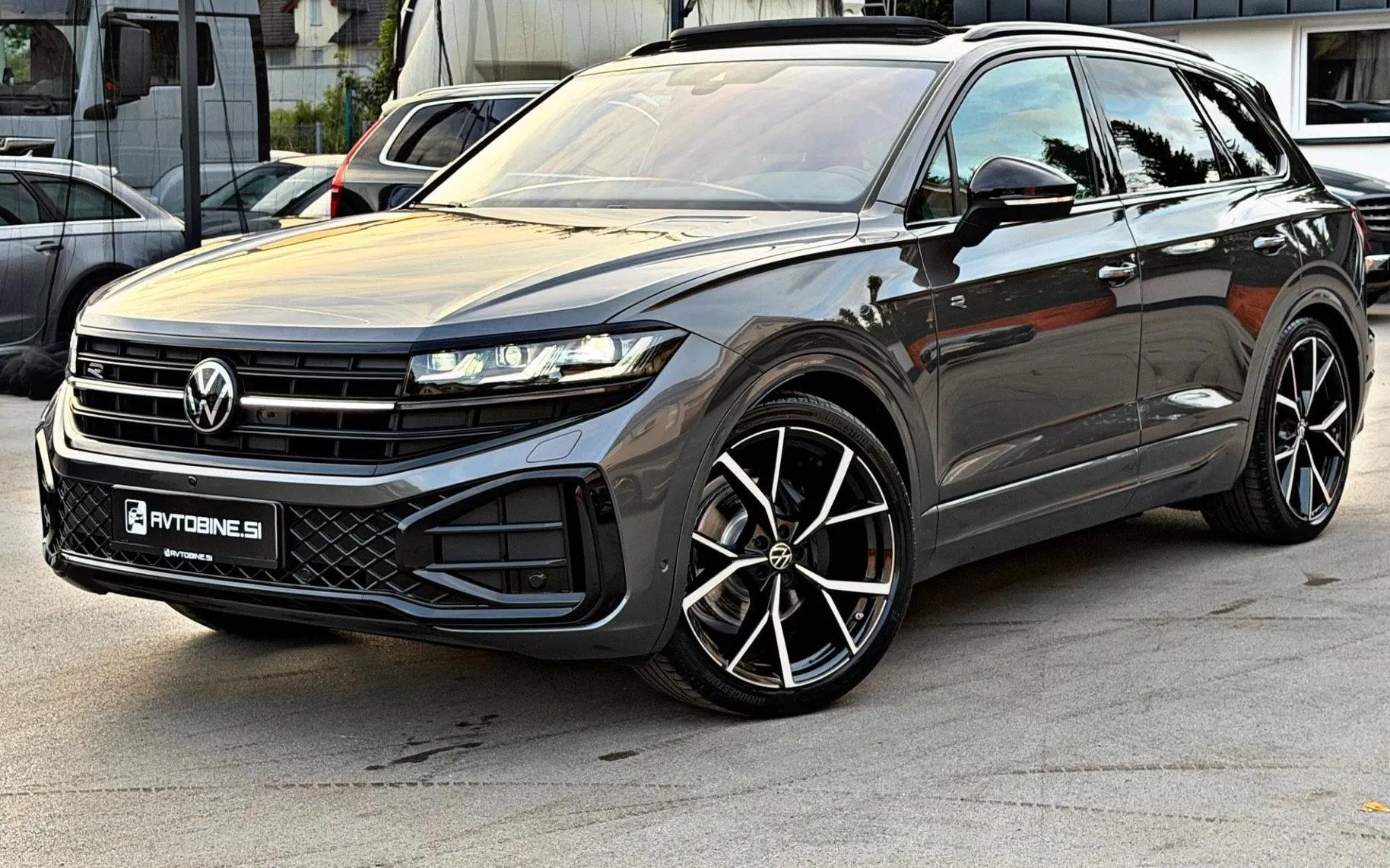 Zunanja slika - Volkswagen Touareg - 4MOTION•R-LINE•PANO•MASAŽA•ZRAČNO•1LASTNIK•KOT NOV - 3
