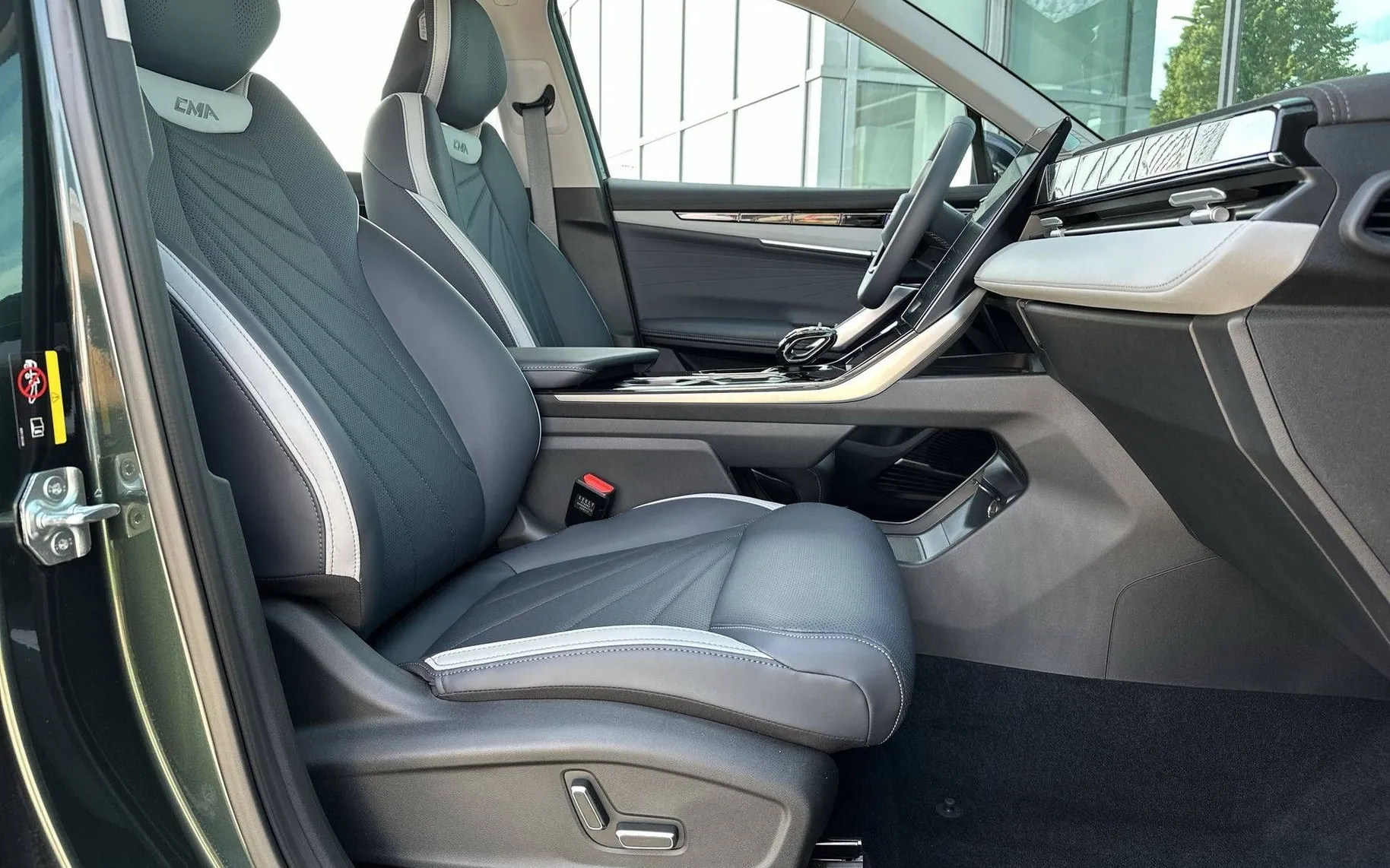 Notranja slika - Geely StarRay - 2.0 TD 8A T AWD GF+ - 19