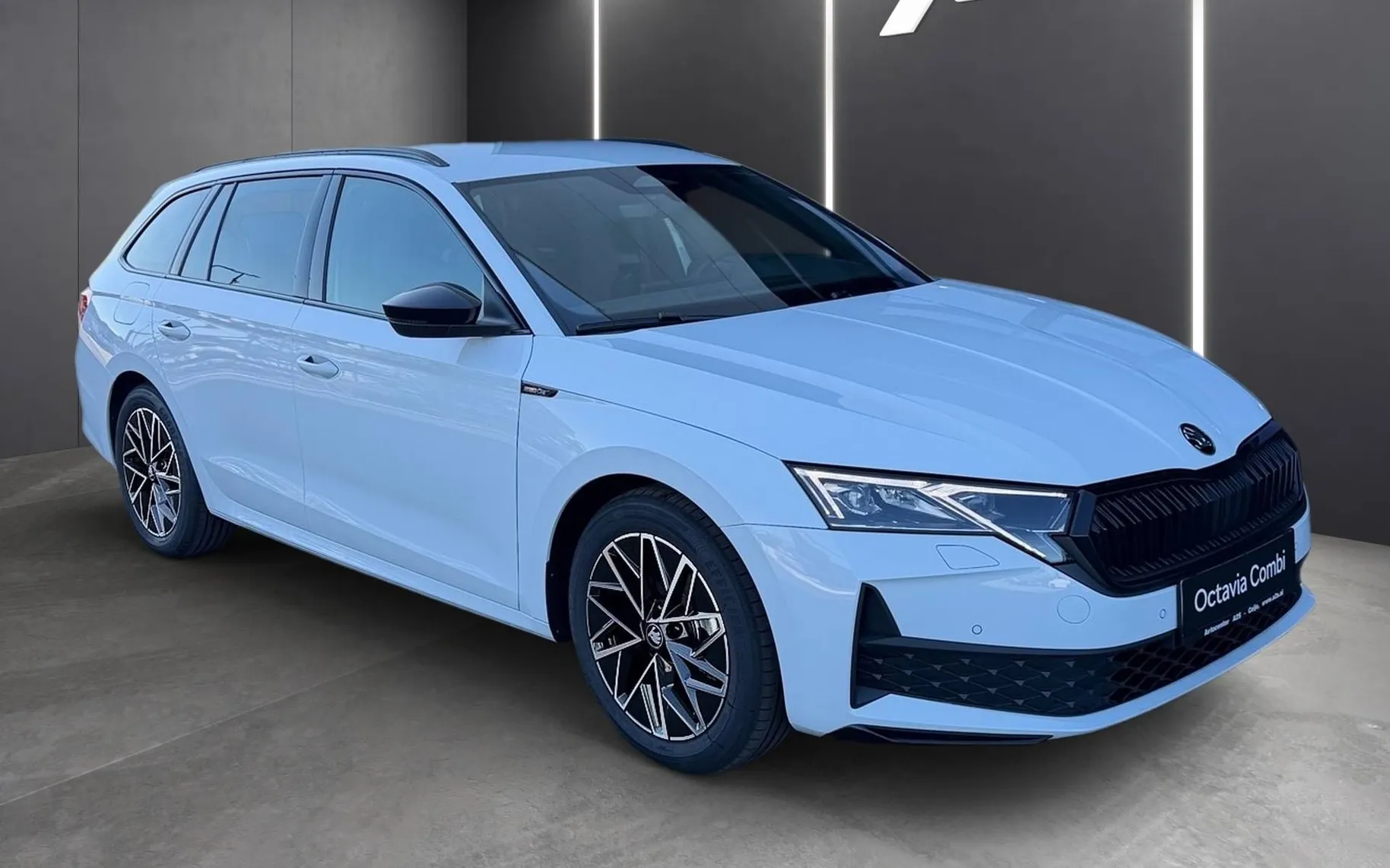 Zunanja slika - Škoda Octavia - Combi 2.0 TDI Family Sportline DSG... - 2