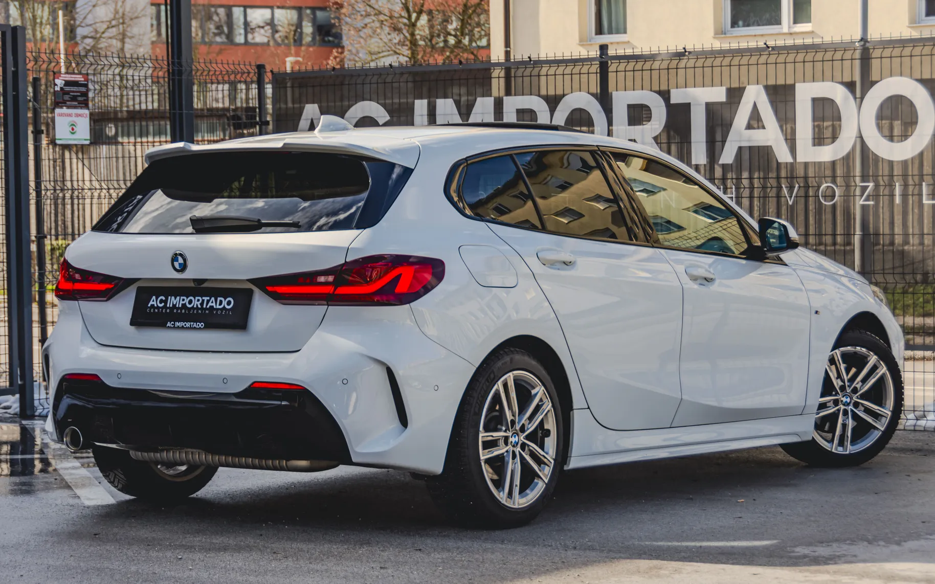 Zunanja slika - BMW - 118i M Sport-LED-HUD-PANO-LC PRO-KAM-17C - 5