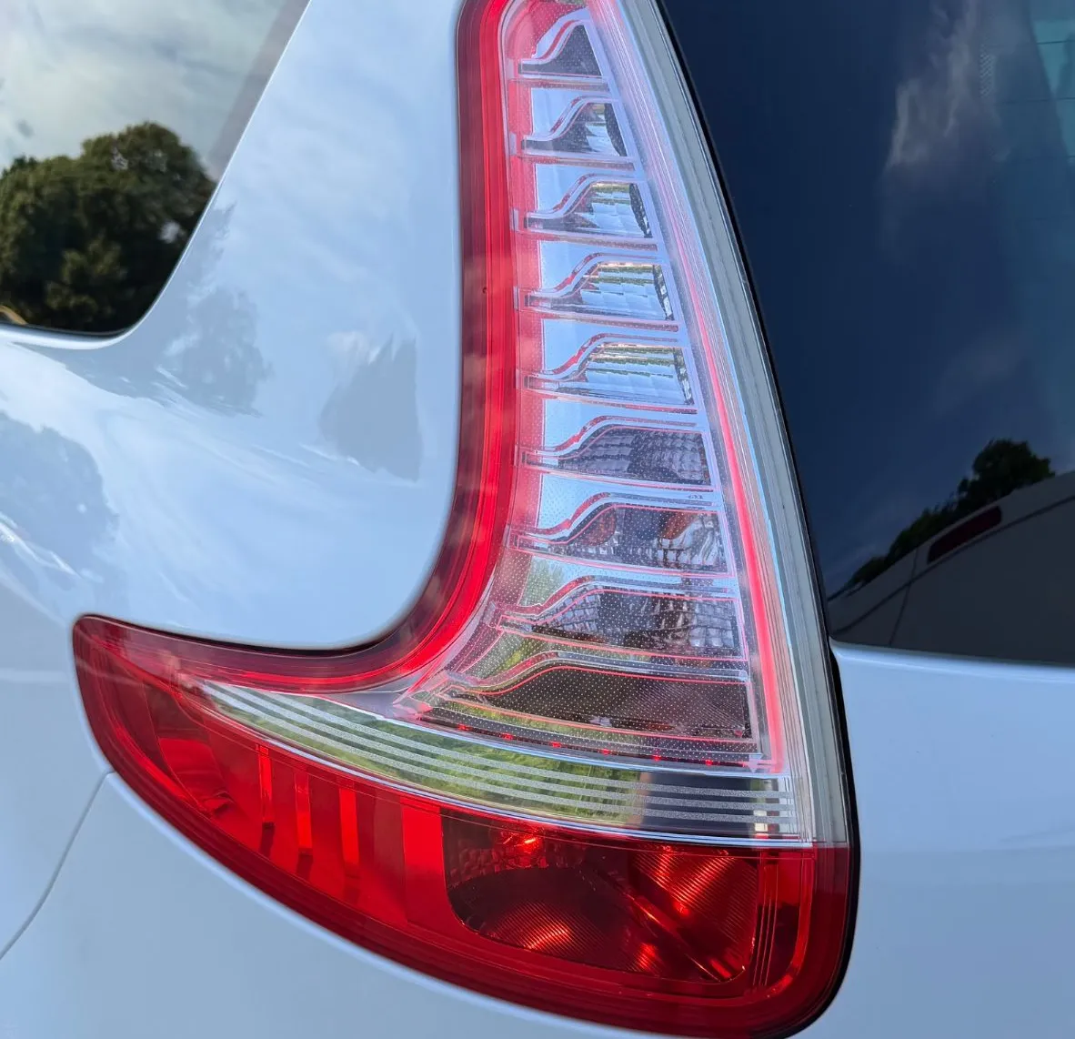 Zunanja slika - Renault Grand Scenic - Scénic 1.5dCi 110PS BOSE 7SEDEŽEV LED NAVI KAMERA ALU17 - 10