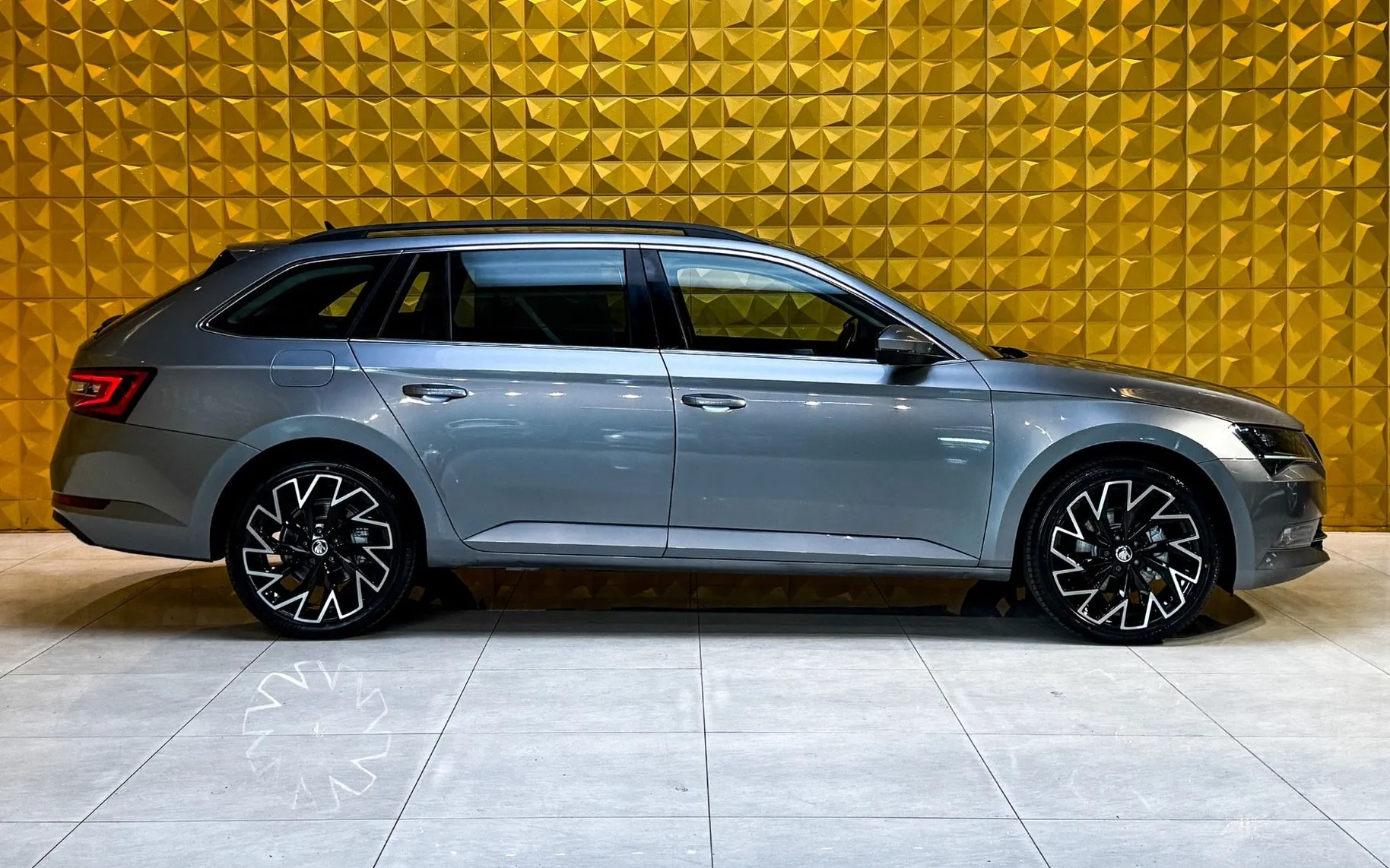 Notranja slika - Škoda Superb - 2.0 TDI 4X4-MEMORY-GRETJE-Bi XENON - 12